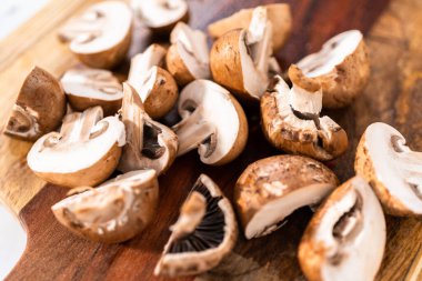 Tahta arka planda taze Shiitake mantarları. sağlıklı gıda konsepti.