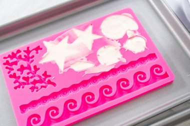 Noel kurabiyeleri kalp şeklinde zencefilli kurabiyeler. Aşkın sembolü