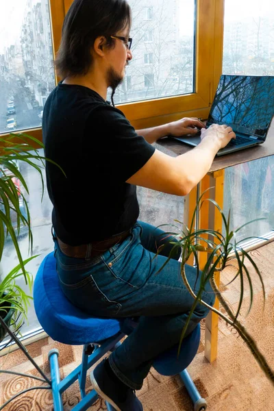 Man Working Laptop While Sitting Orthopedic Ergonomic Kneeling Chair Balcony — Foto Stock