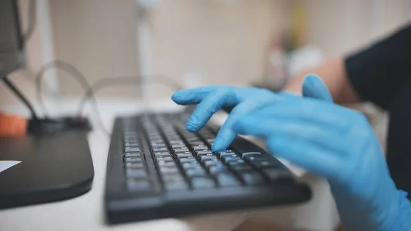 Κτηνίατρος Πληκτρολογεί Στο Πληκτρολόγιο Μπλε Γάντια — Φωτογραφία Αρχείου
