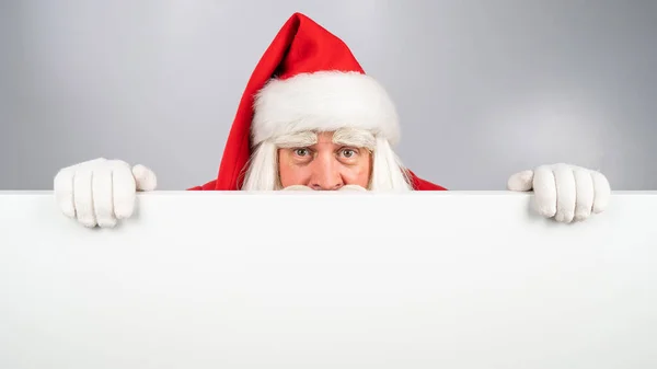 Santa Claus Vykoukne Zpoza Reklamy Bílém Pozadí Veselé Vánoce — Stock fotografie