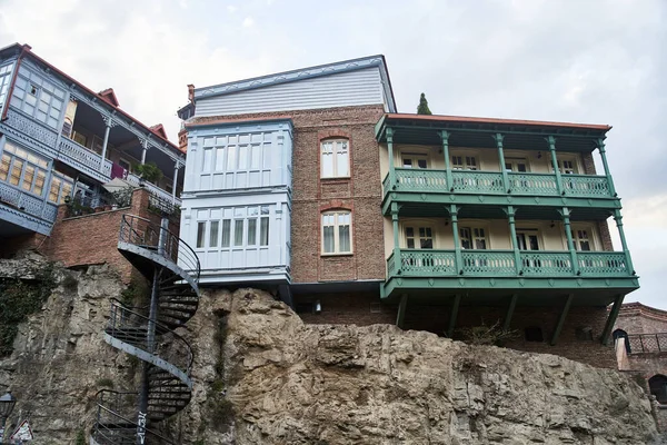 Traditional Colorful Georgian Houses Carved Balconies Spiral Staircase Rock Abanotubani — Stockfoto