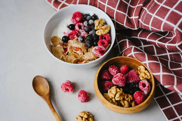 おいしいと健康的な朝食 黒スグリとラズベリー — ストック写真