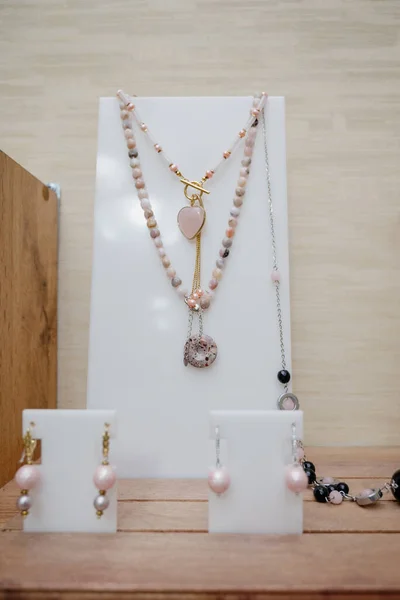 Kostüm Mücevherleri Takılardan Yapılmış Bir Kolye — Stok fotoğraf