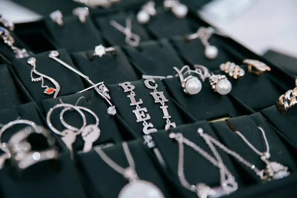 Shop Window Necklaces Jewelry Custome Jewelry Display — Stok fotoğraf