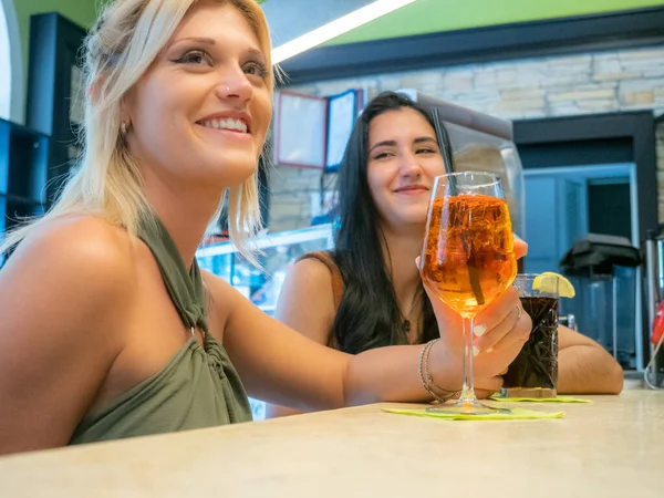 Frauen Der Theke Trinken Cocktails — Stockfoto