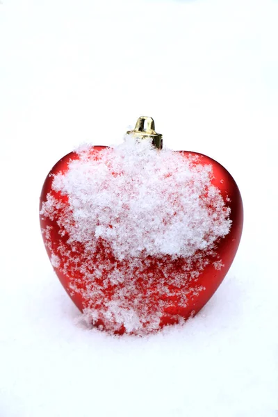 Czerwone Serce Ozdoba Kształcie Świeżego Padającego Śniegu — Zdjęcie stockowe