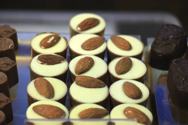 Lüks Badem Çikolataları Yakın Plan — Stok fotoğraf