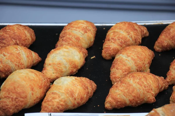 Frisch Gebackene Croissants Auf Blech — Stockfoto