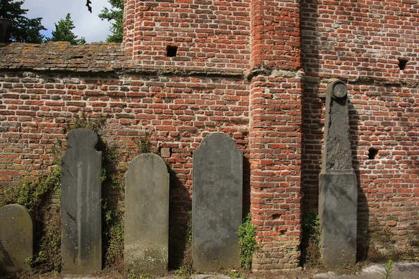 Надгробия Возле Старой Стены Нидерландах — стоковое фото