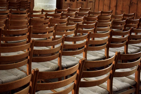 Простые Деревянные Стулья Голландской Реформатской Церкви — стоковое фото