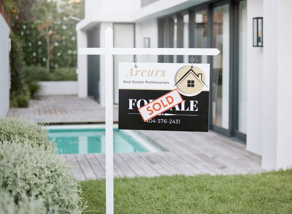 New Beginnings Sale Sign Sold Sticker House — Stock Photo, Image