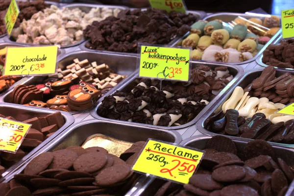 お菓子の市場の屋台に展示されているチョコレート — ストック写真