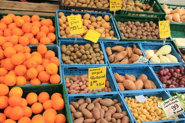 Verse Geoogste Aardappelen Een Marktkraam — Stockfoto