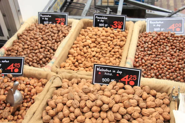 Fresh Unpealed Nuts Market Stall — Foto Stock