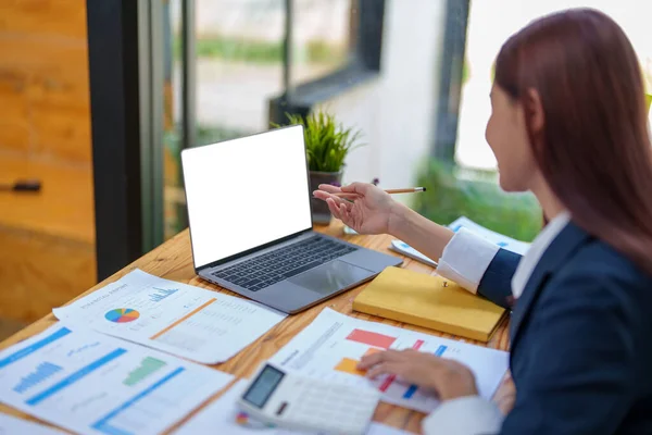 商业女性使用空白白色电脑屏幕 — 图库照片