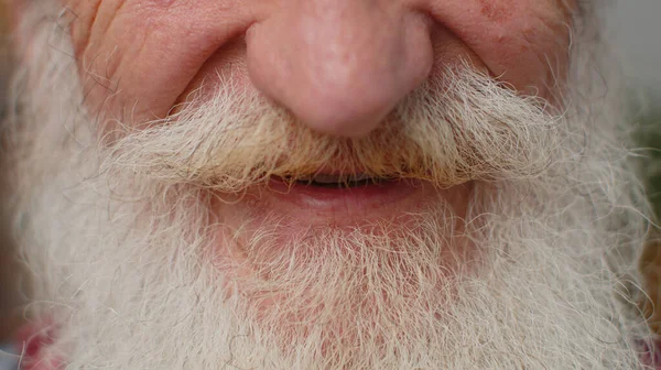 Närbild Makro Porträtt Bekymmerslös Äldre Gamle Farfar Man Skrynklig Ansikte — Stockfoto