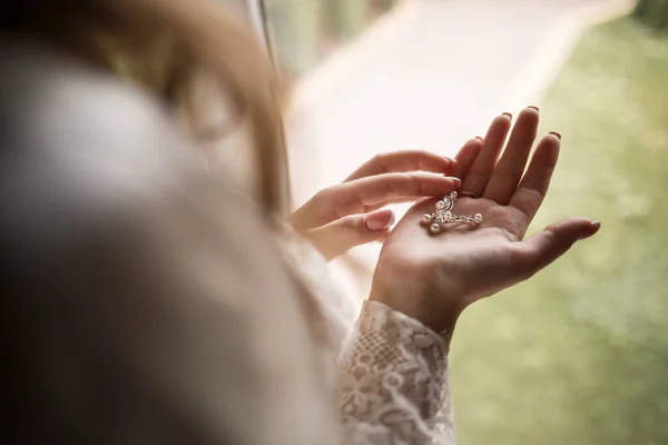Bruden Håller Örhängen Handen Sin Bröllopsdag Smycken För Semester För — Stockfoto