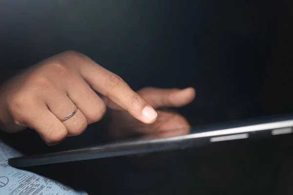 Mano Del Hombre Usando Tableta Digital Sobre Fondo Negro —  Fotos de Stock