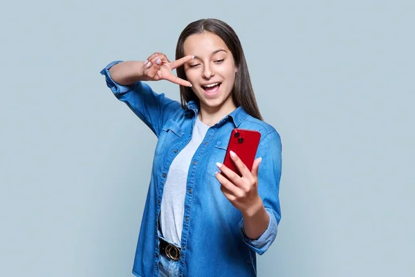 Felice Adolescente Prendendo Selfie Smartphone Mostrando Gesto Della Vittoria — Foto Stock