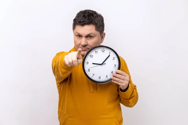 Hombre Positivo Sosteniendo Gran Reloj Pared Apuntando Cámara Con Una — Foto de Stock
