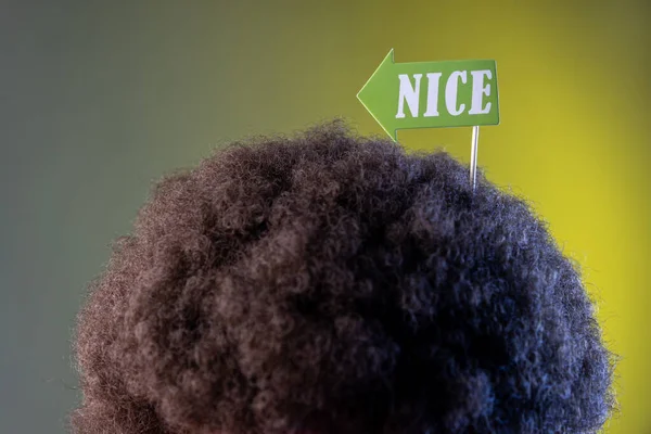 Pessoa Desconhecida Com Penteado Afro Com Adereços Festa Boa Inscrição — Fotografia de Stock