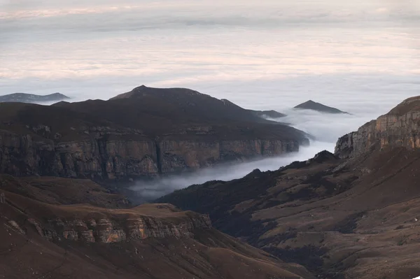 Montagne Tra Nuvole Tramonto Veduta Aerea Una Catena Rocciosa Montuosa — Foto Stock