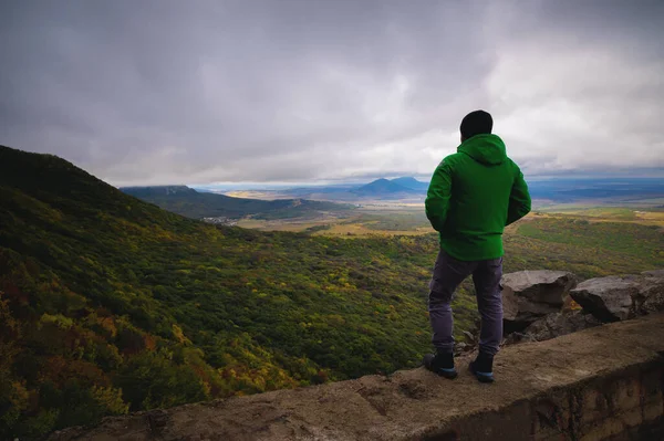 Man Traveling Foot Standing Bright Jacket Top Mountain — Stockfoto