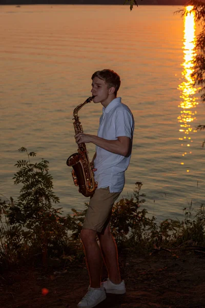 Young Guy Plays Saxophone Evening Sunset — Stock fotografie