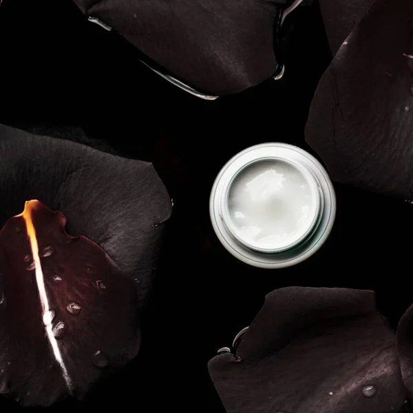 美容クリーム Jar と花びら 花と化粧品のスタイル コンセプト — ストック写真