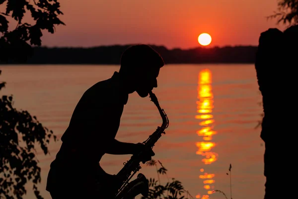 Silhouette Young Guy Playing Saxophone Evening Sunset — Stock fotografie