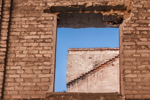 Window Fragment Ruined Back Wall Blue Sky Old Building — Stockfoto