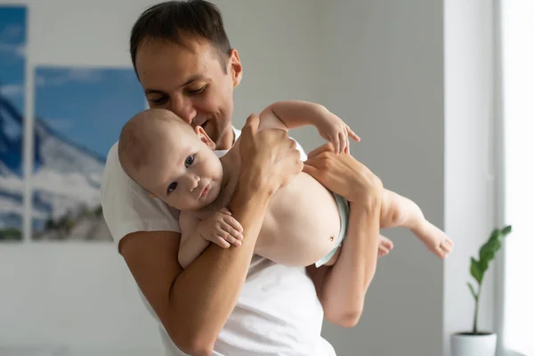 Отец Обнимает Новорожденного Ребенка Белой Спальне — стоковое фото