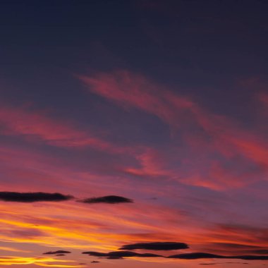 Güzel kırmızı gökyüzü gün batımı, yumuşak bulutlar