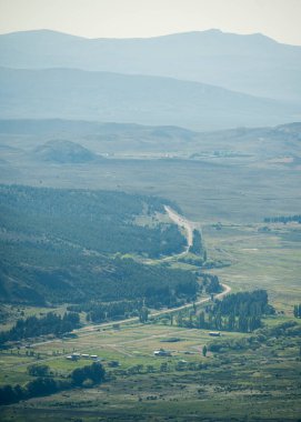 Dağları, ağaçları ve patikası olan güzel bir manzara.