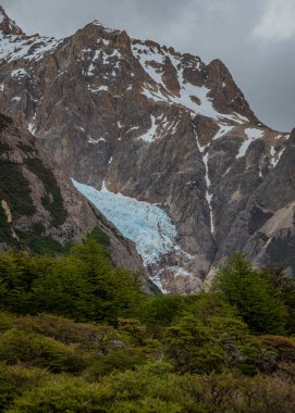 Dağda asılı duran buzullar. Piedras Blancas Buzulu, El Chalten Arjantin.
