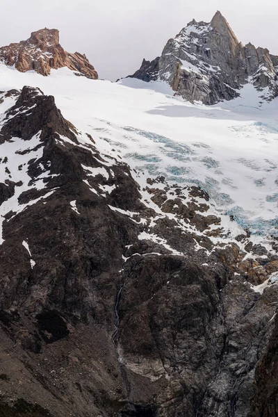 Schwarzer Verschneiter Berg Patagonien Argentinien — Stockfoto