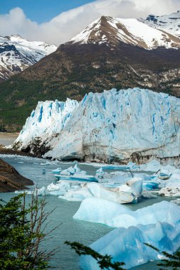 perito moreno buzulu ve arka plandaki dağlar Patagonya ve Arjantin 'de