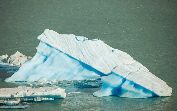 湖に浮かぶペルト モレノ氷河の氷山 パタゴニアアルゼンチン — ストック写真