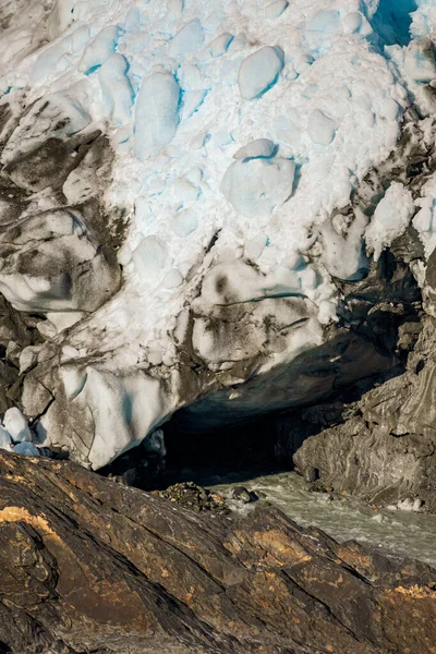 莫雷诺冰川隧道的近景 阿根廷巴塔哥尼亚的岩石上结满了肮脏的冰 — 图库照片