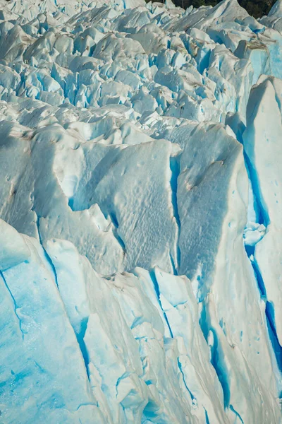 莫雷诺冰川的顶部 美丽的蓝色冰峰 — 图库照片
