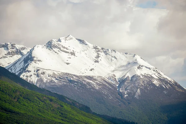 파타고니아의 눈덮인 산들의 아름다운 — 스톡 사진