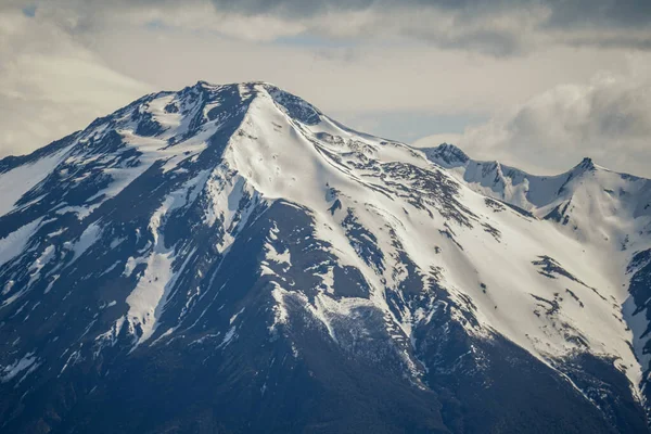 Patagonya 'daki karlı dağların güzel manzarası Arjantin