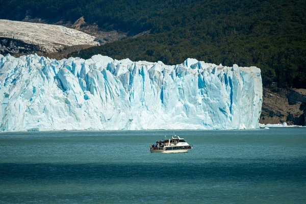 Bellissimo Paesaggio Del Ghiacciaio Del Perito Moreno Una Barca Turistica — Foto Stock