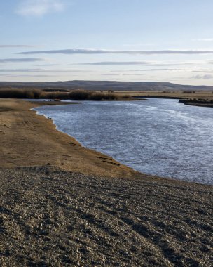 Nehir manzarası ve kıyıdan gelen su. Patagonya Arjantin.
