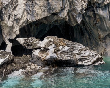 Mermer kayanın güzel manzarası. Şili 'deki mermer katedraller. Kaplumbağa kayası.