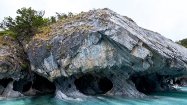 Mermer kaya mağaralarının güzel manzarası. Şili 'deki mermer katedraller.