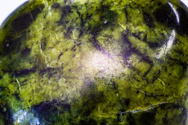 Primer Plano Enfocado Verde Negro Tumbado Liso Brillante Piedra Cristal —  Fotos de Stock