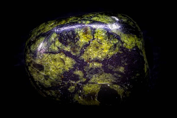 Close Focused Green Black Tumbled Smooth Shiny Serpentine Crystal Stone — Stock Photo, Image