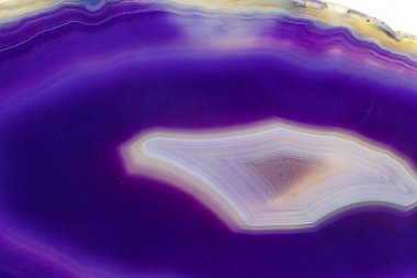 Mor ve mavi agate dilimlenmiş kristal şeritli, beyaz arka plan yüzeyinde izole edilmiş çok fazla detay var. Çokça kopyalama alanı olan soyut mor kristal resim